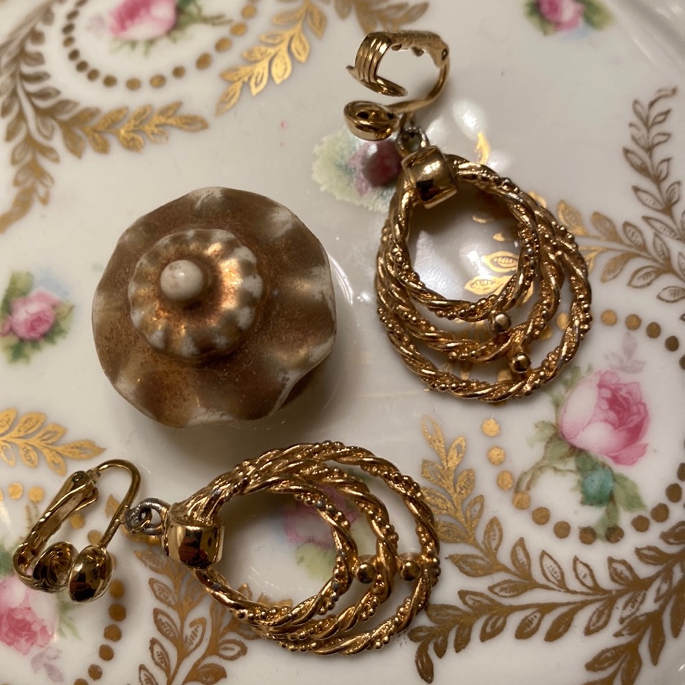 Vintage Sarah Coventry large (1 3/4” x 7/8”) gold metal clip earrings